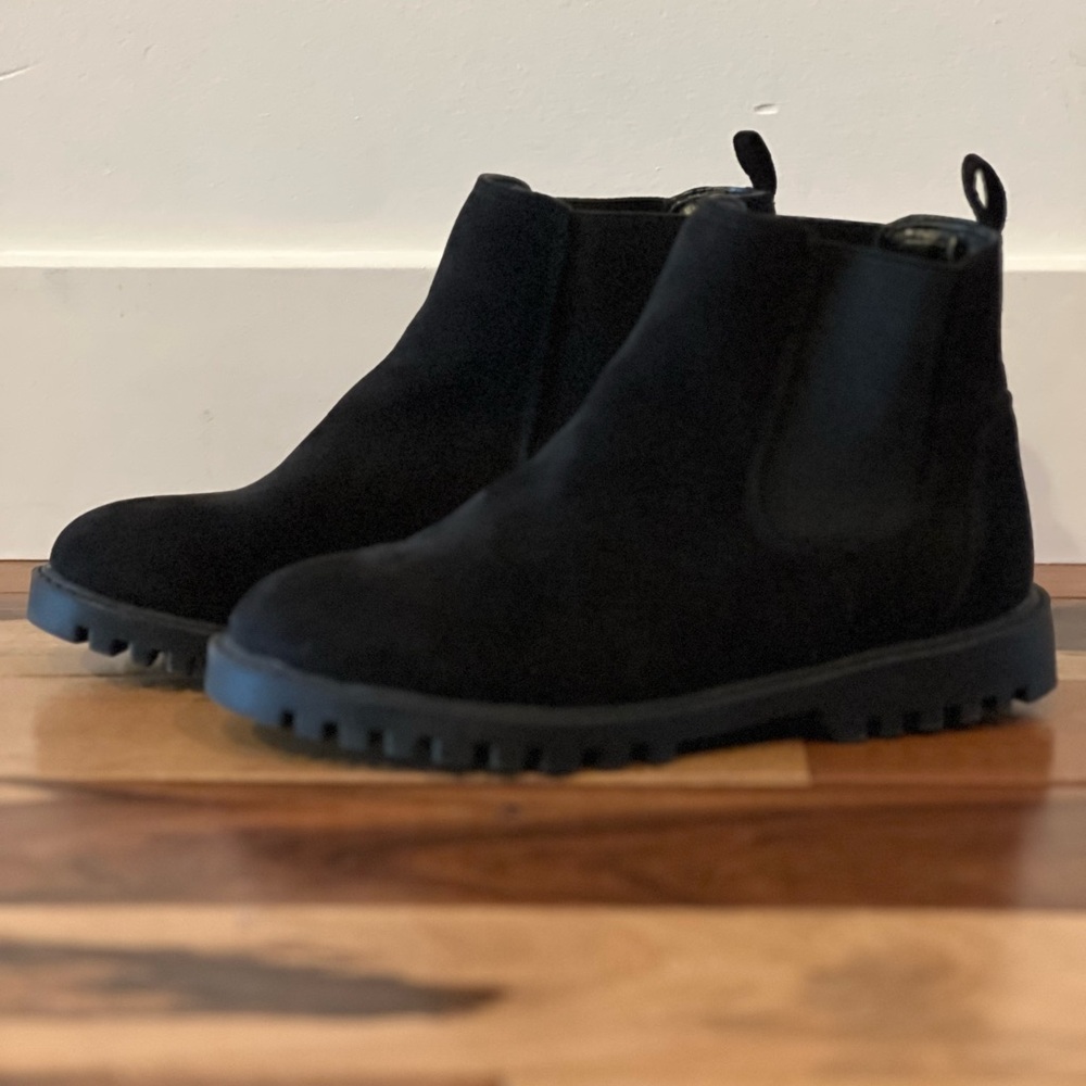 GAP. Size 2 (girls). Black faux suede Chelsea boots. Mint condition.